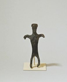 Minoan art - Bronze statuette of a woman 